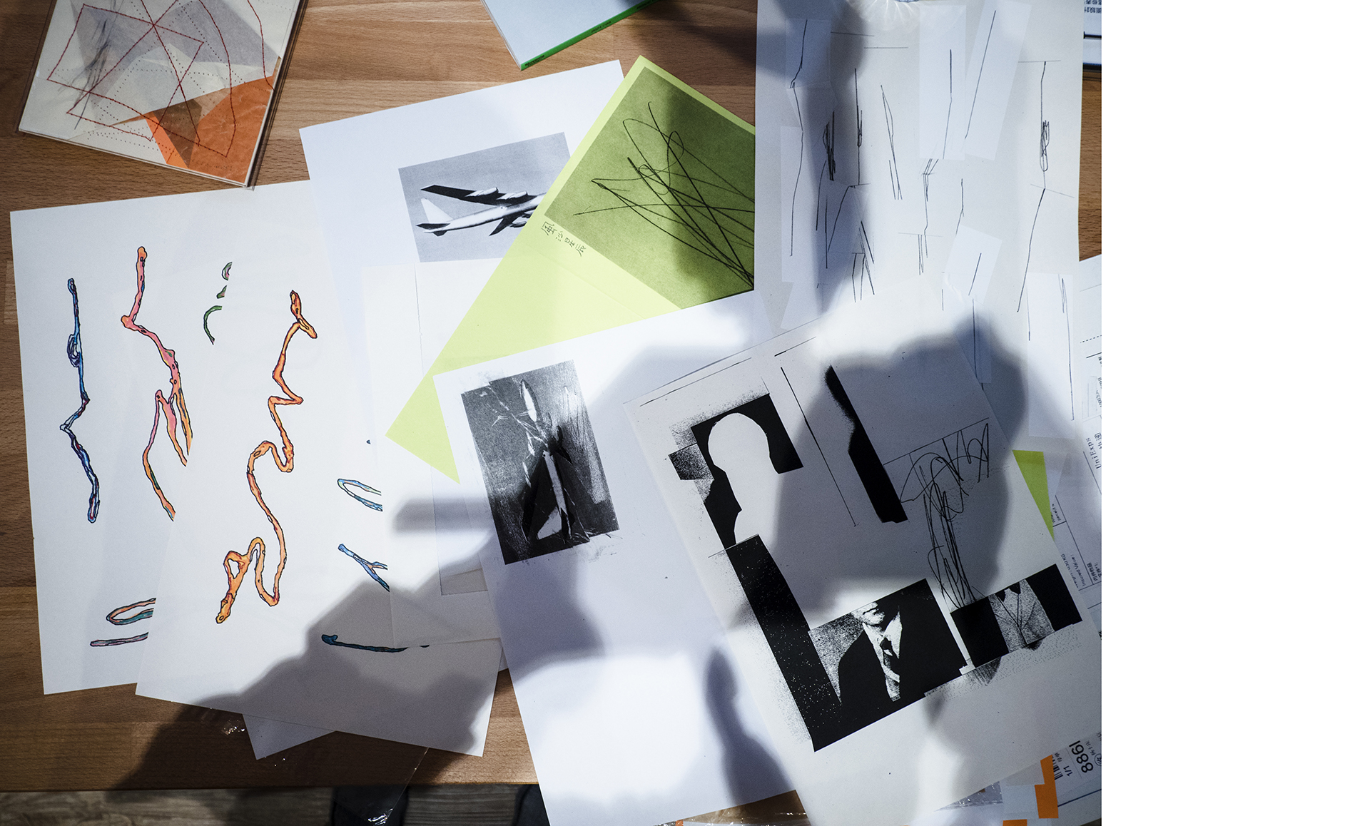 又畫又寫的手感筆畫,透過印表機不斷複印,找出最好看的樣子掃描進電腦再創作,是楊士慶的獨特手法